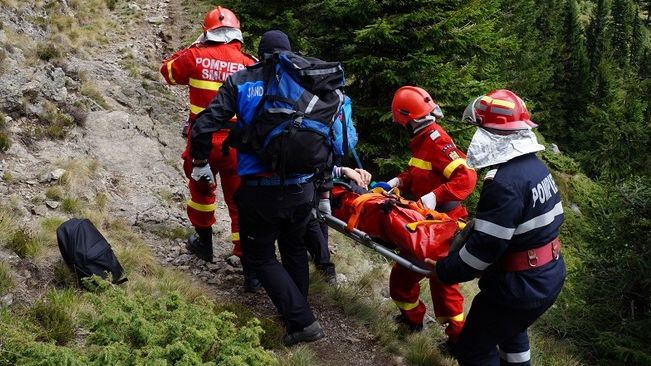 Salvare miraculoasă a unui tânăr care a căzut 30 de metri într-o râpă 