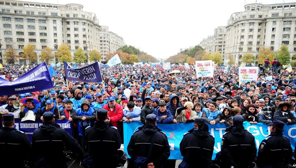 Sindicatele reacționează la legea lui Teodorovici privind munca în străinătate