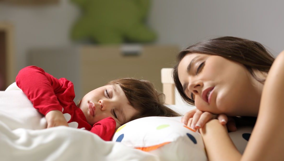 Până la ce vârstă ar trebui să doarmă copilul alături de mamă. Ce spun specialiștii 