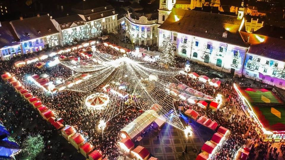 Sibienii sunt nemulțumiți: ”Cel mai urât brad din lume se află în Piața Mare! Este anorexic”