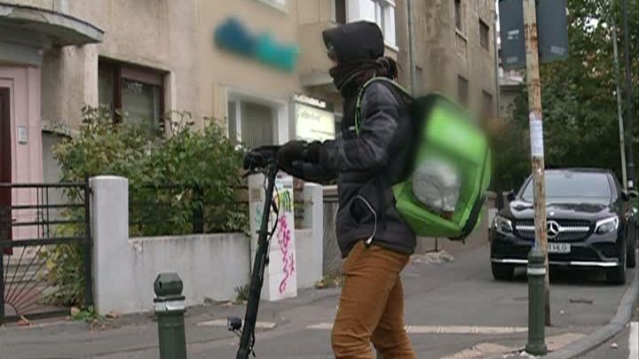 Riscurile asumate ale curierilor... pe bicicletă. Tu ştii la ce se expun? 