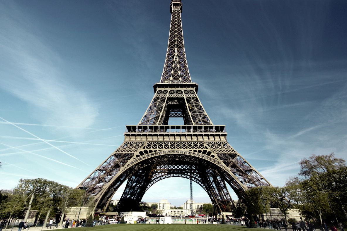 Cât costă o bucată din scara originală a Turnului Eiffel?