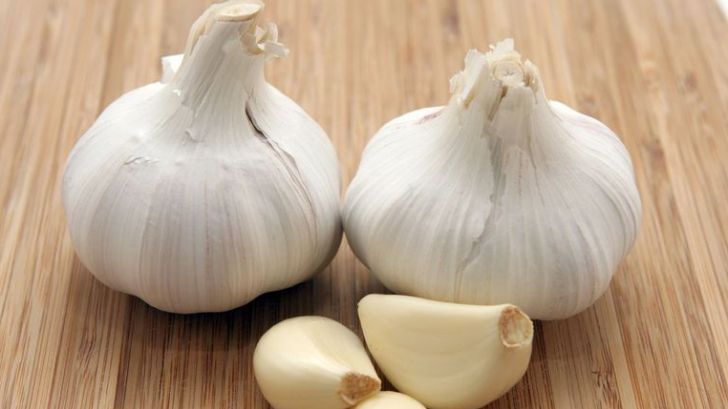 A dormit în fiecare noapte cu un cățel de usturoi sub pernă! Ce s-a întâmplat după o lună