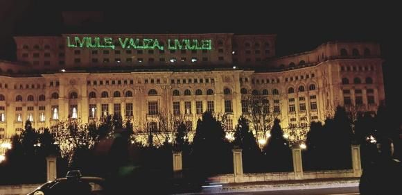 Mesaj pentru Dragnea proiectat pe Casa Poporului