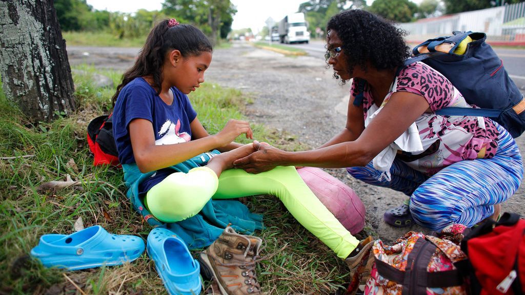 Mamele sunt nevoite să își dea copiii, în Venezuela, unde criza ia proporții dramatice