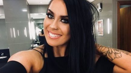 Mesajul terifiant găsit de o tânără în faţa uşii. A simţit cum leşină... Era scris cu viespi moarte