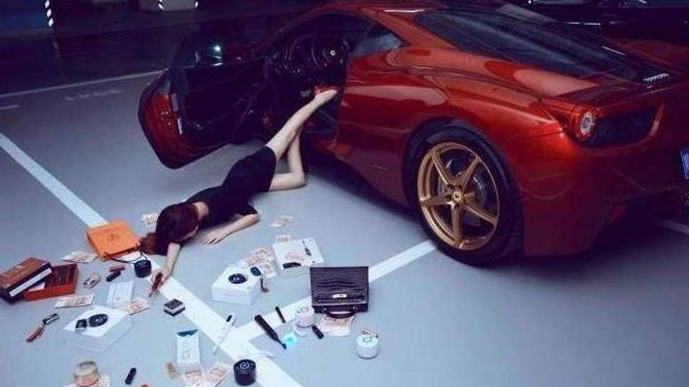 ”Săracii” nu știu ce se întâmplă în poză. Trendul bizar care face ravagii printre bogătași