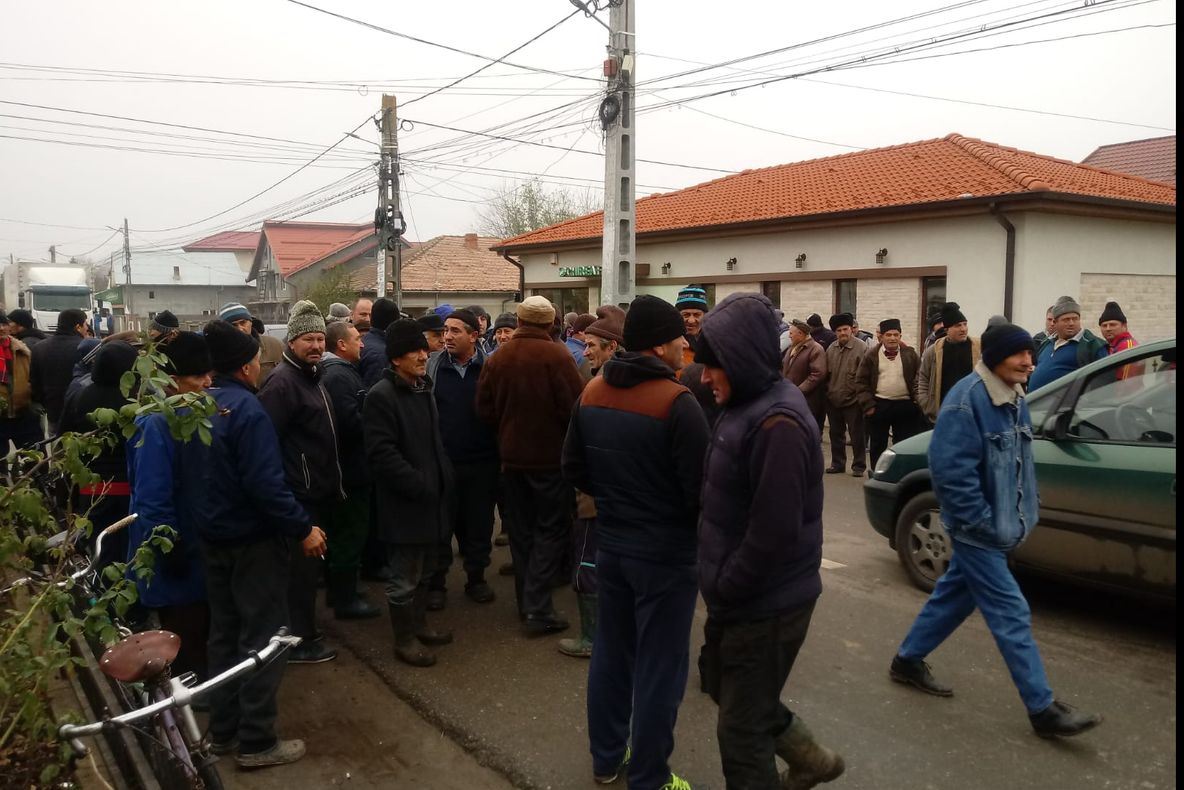 Revoltă la Rusăneşti. Oamenii au lut cu asalt primăria. Mai multe forțe de ordine, trimise în zonă