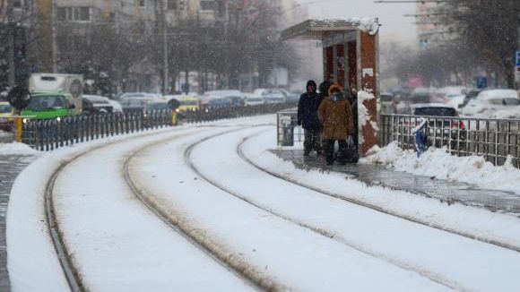 Capitală: A început să ningă. Cum s-au pregătit autorităţile 