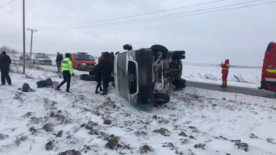 Accident grav în Suceava: Un microbuz cu 18 persoane s-a răsturnat