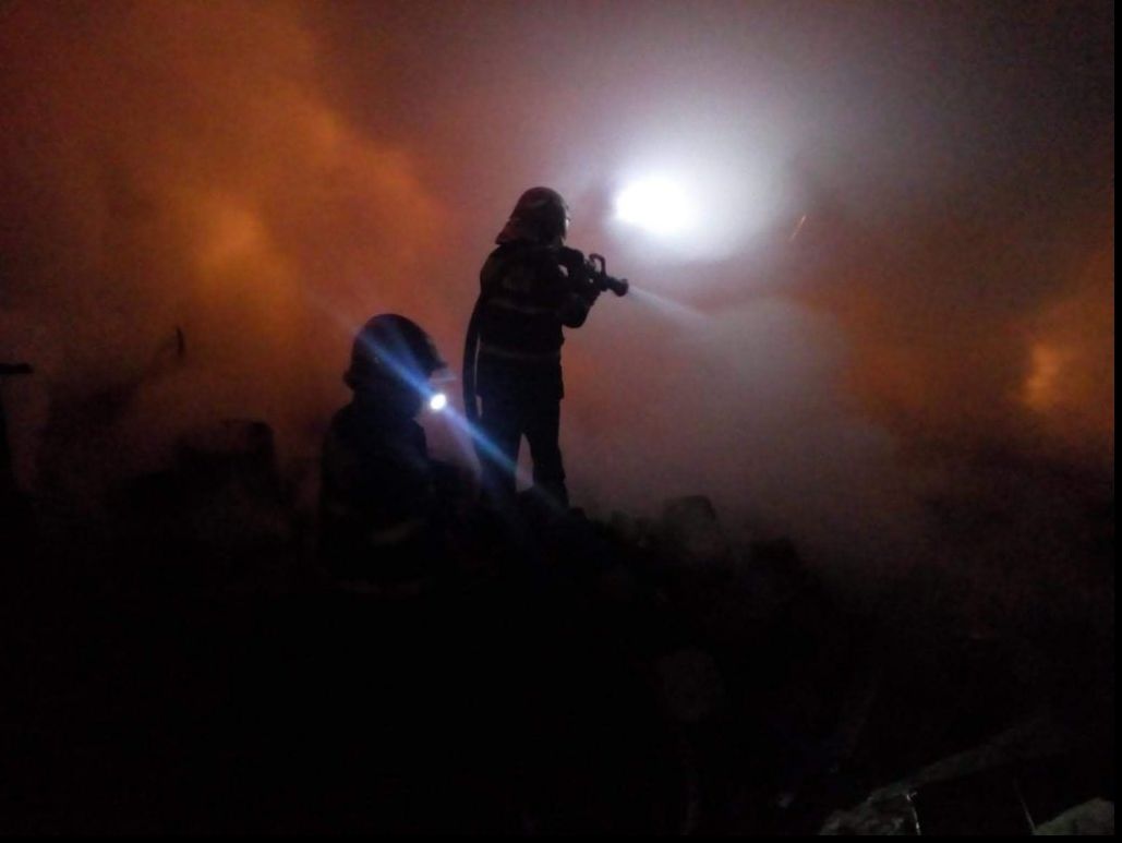 Incendiu violent la Pata Rât! 12 persoane, între care 6 copii au rămas fără adăpost