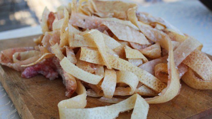 Ce se întâmplă în corpul tău când mănânci şorici de porc? Nutriţionistul are un răspuns şocant