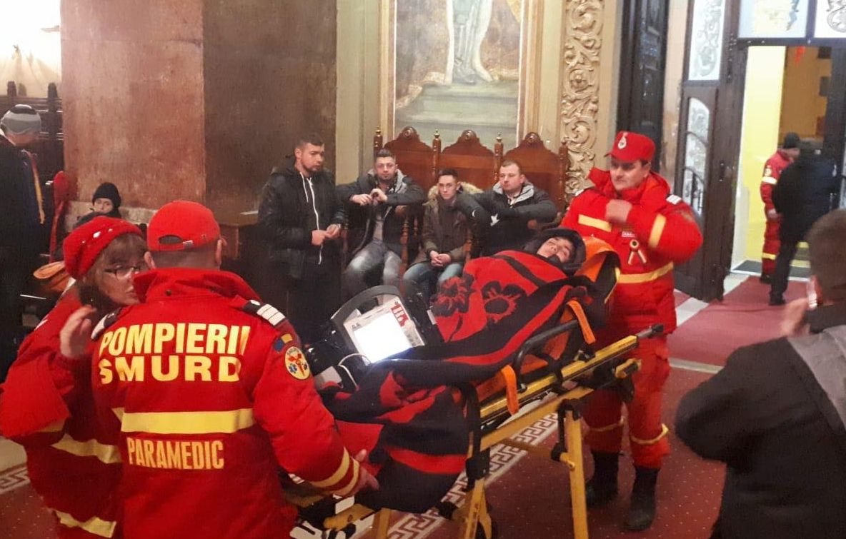 Un grup de 22 de elevi, găsiți dormind în Catedrala din Alba Iulia! Intervenția SMURD