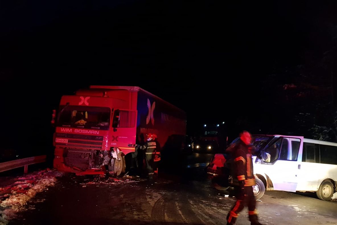 Accident cumplit: un microbuz plin de oameni, spulberat de un TIR 