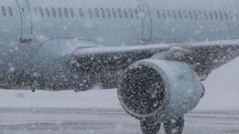 Curse anulate şi întârzieri pe aeroporturile din România, din cauza vremii 