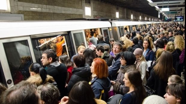 Calvar la metroul bucureştean, vineri dimineaţă. Ca "recompensă", călătoria se scumpeşte