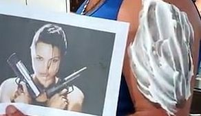 A vrut să şi-o tatueze pe Angelina Jolie, dar, când a văzut ce a ieşit, bărbatul a plâns!