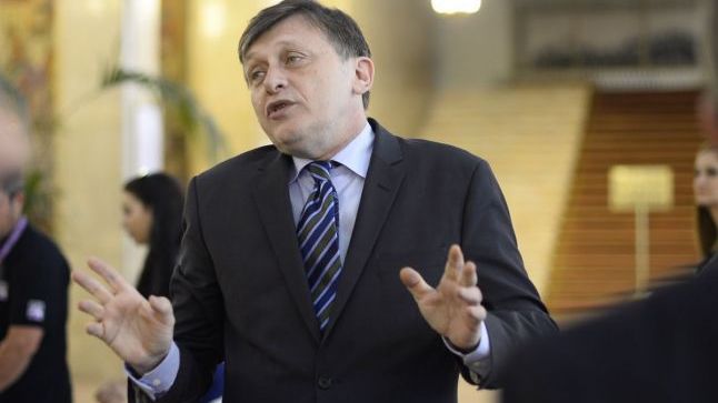 De ce se întoarce fugarul Crin Antonescu. "A simțit pe la nări mirosul de plăcinte"