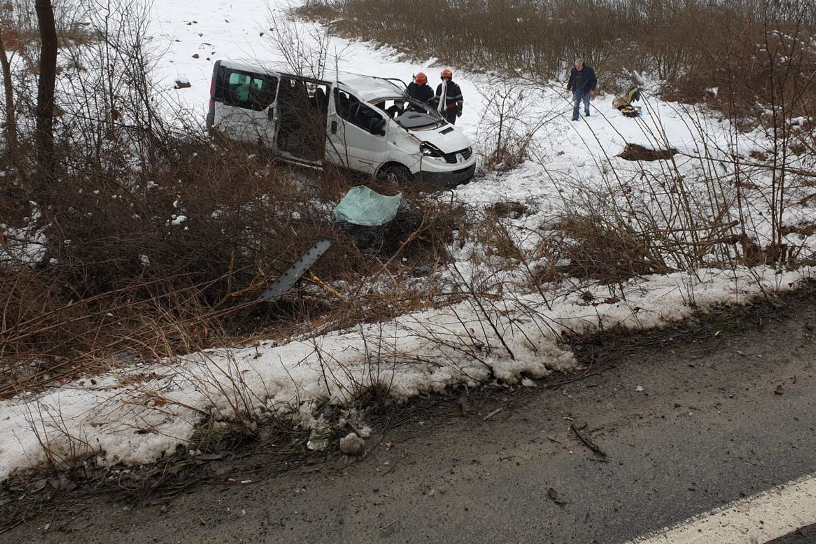 Accident grav la Arad: Trei persoane rănite