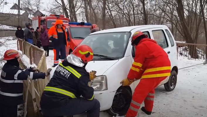 Autoturism în pericol de prăbușire. Imagini dramatice