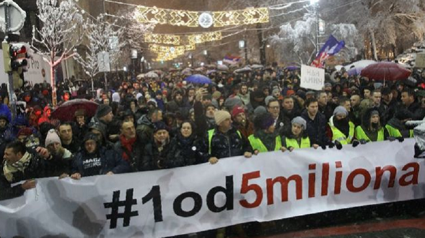 Mii de oameni au ieșit în stradă, la Belgrad, împotriva președintelui Vucic