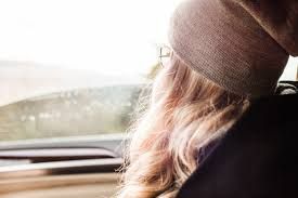 Blonda a vrut să pornească maşina pe ger. Când s-a uitat în bord, a "îngheţat". Speriată, a sunat...