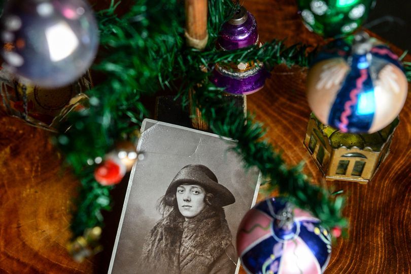 Cum arată un brad de Crăciun artificial vechi de 100 de ani. Încă este folosit