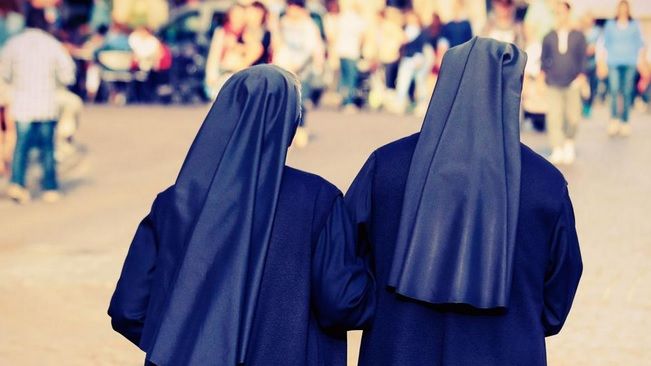 Două călugăriţe au furat 500.000 de dolari de la o şcoală catolică. Incredibil ce au făcut cu banii