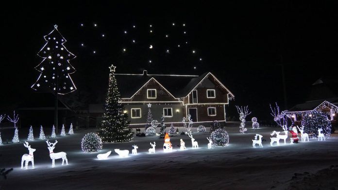 Imagini fabuloase, casă împodobită ca în povești, într-o localitate din Bucovina (VIDEO)
