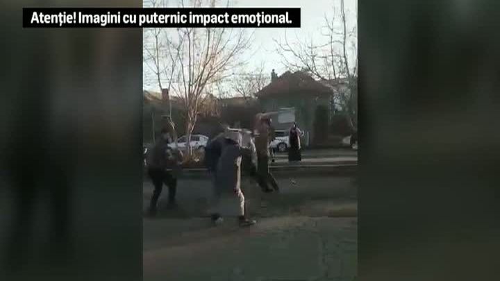 Bătaie ca-n filme între două clanuri la Calafat! Un polițist a fost lovit cu bâta 
