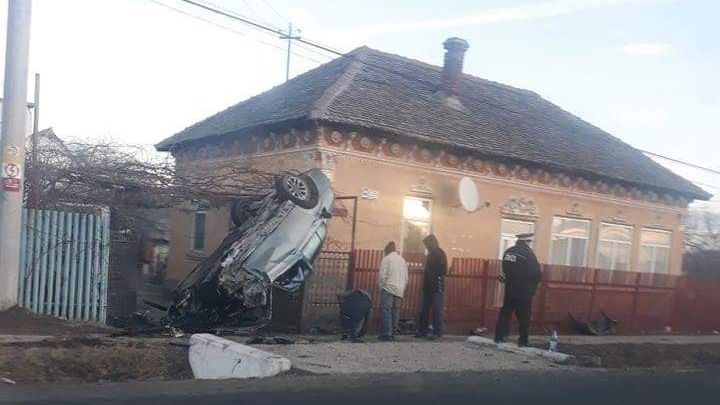 O adolescentă din Dolj s-a îmbătat bine și s-a răsturnat cu mașina într-o poartă