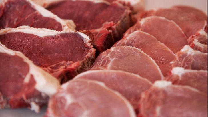 Cum să decongelezi carnea în doar 5 minute. Este adevăratul secret al bucătarilor