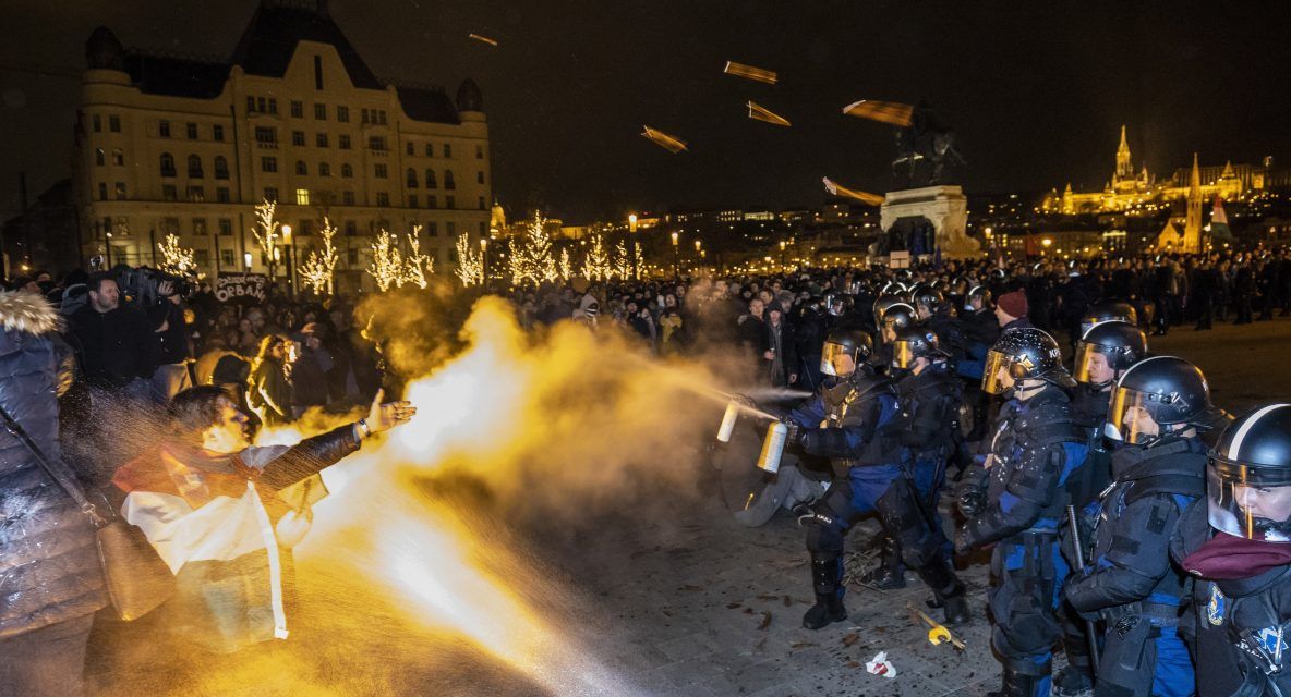 Protestele anti-guvern ridică tensiunea la Budapesta: răniți și zeci de arestați. Imagini dramatice