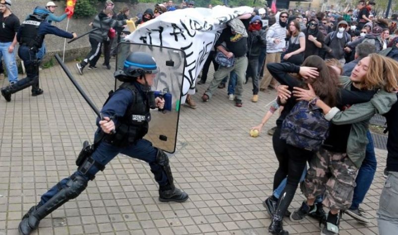 Protest violent în centrul Parisului din cauza sistemului de pensii