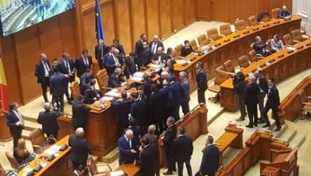 Scene halucinante în Parlament. Florin Iordache, baricadat la tribună. ”Sunați la 112!”