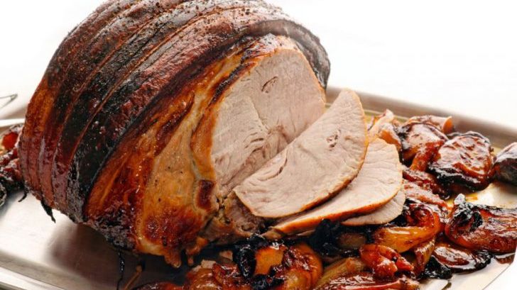 Cel mai simplu truc pentru o friptură fragedă de porc: Pur şi simplu se topeşte în gură!