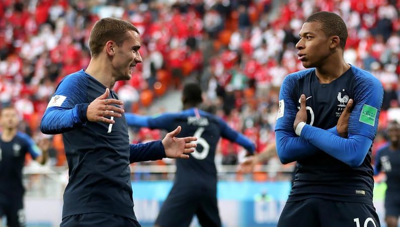 I-au dat nume de fotbalişti copilaşului, iar când autorităţile au văzut actele, au alertat Justiţia