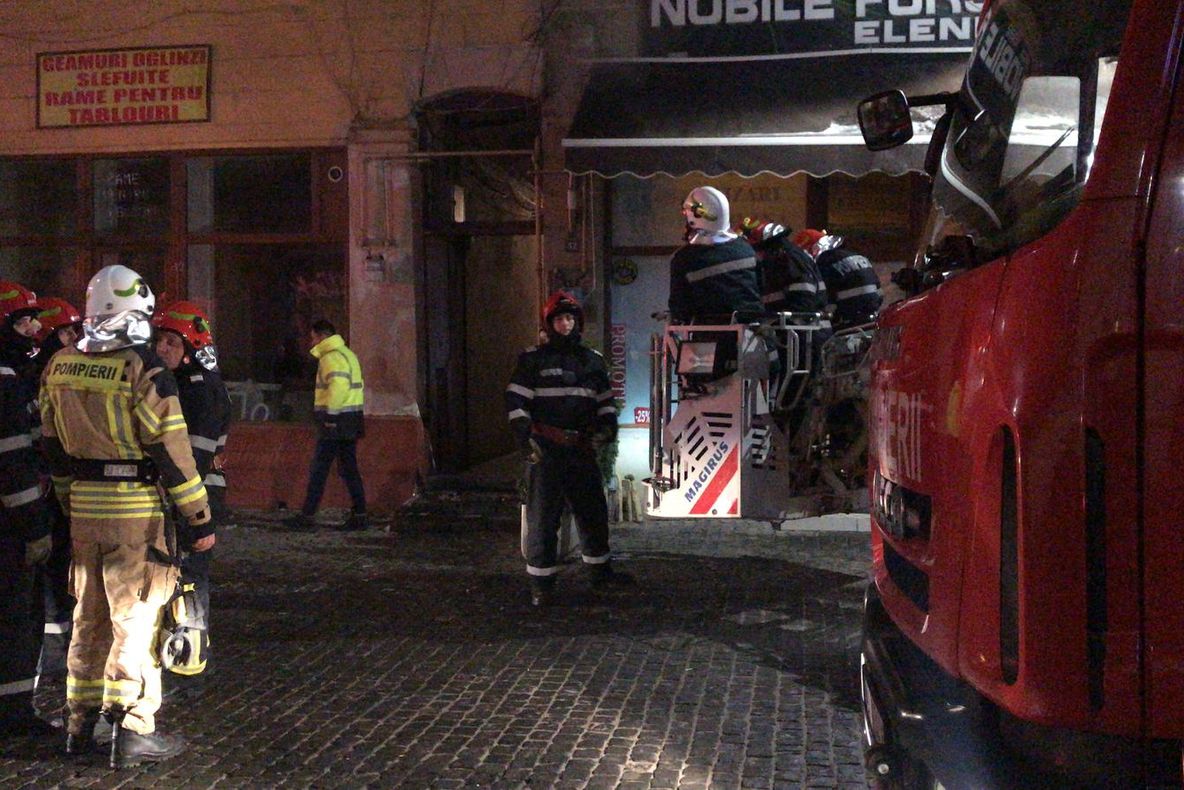Clipe de coșmar în Centrul Vechi. Clădire prăbușită pe interior - operațiune dramatică de salvare