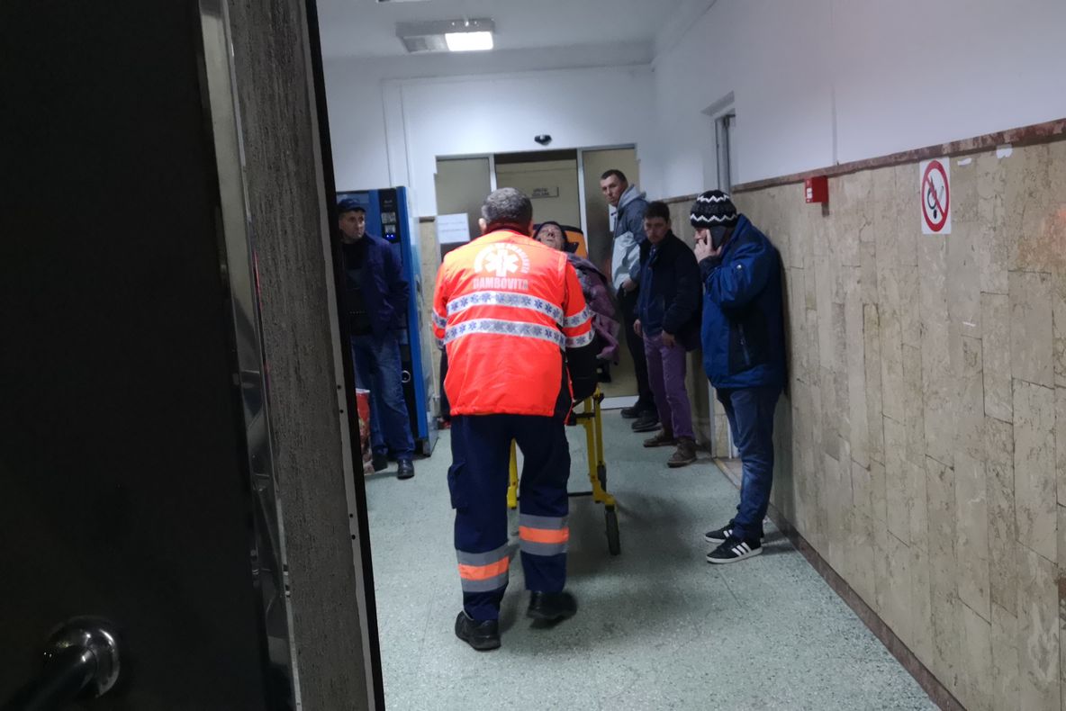 Incident grav într-o şcoală din Târgovişte: Un elev a alunecat şi a căzut de la etajul al doilea