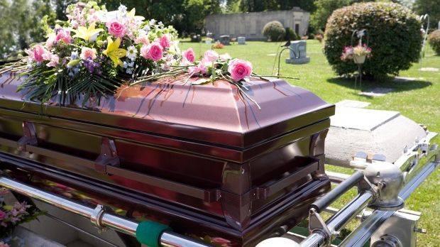 Se pregăteau să închidă sicriul. Moarta a întors capul ciudat, a privit fix fetele și a spus asta