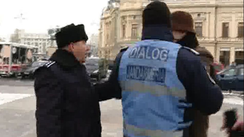 Scandal la comemorarea Revoluției. Un polițist, către un protestatar: ”Du-te dracu de jegos!”