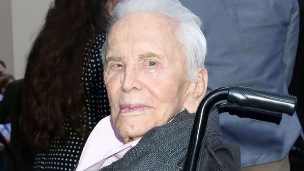 Kirk Douglas a împlinit 102 ani, devenind cel mai longeviv actor