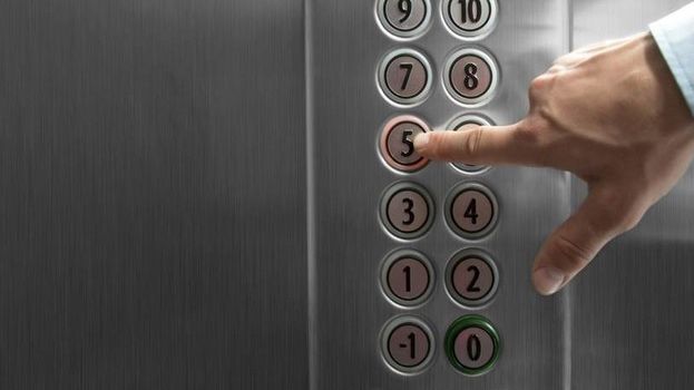 Liftiera de la Ministerul Muncii va apăsa butornul în alt lift