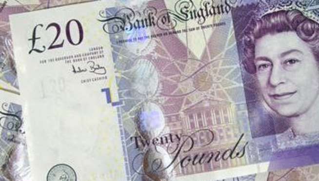 Lira sterlină, în cădere. Motivele pentru care cea mai puternică monedă din lume se depreciează 