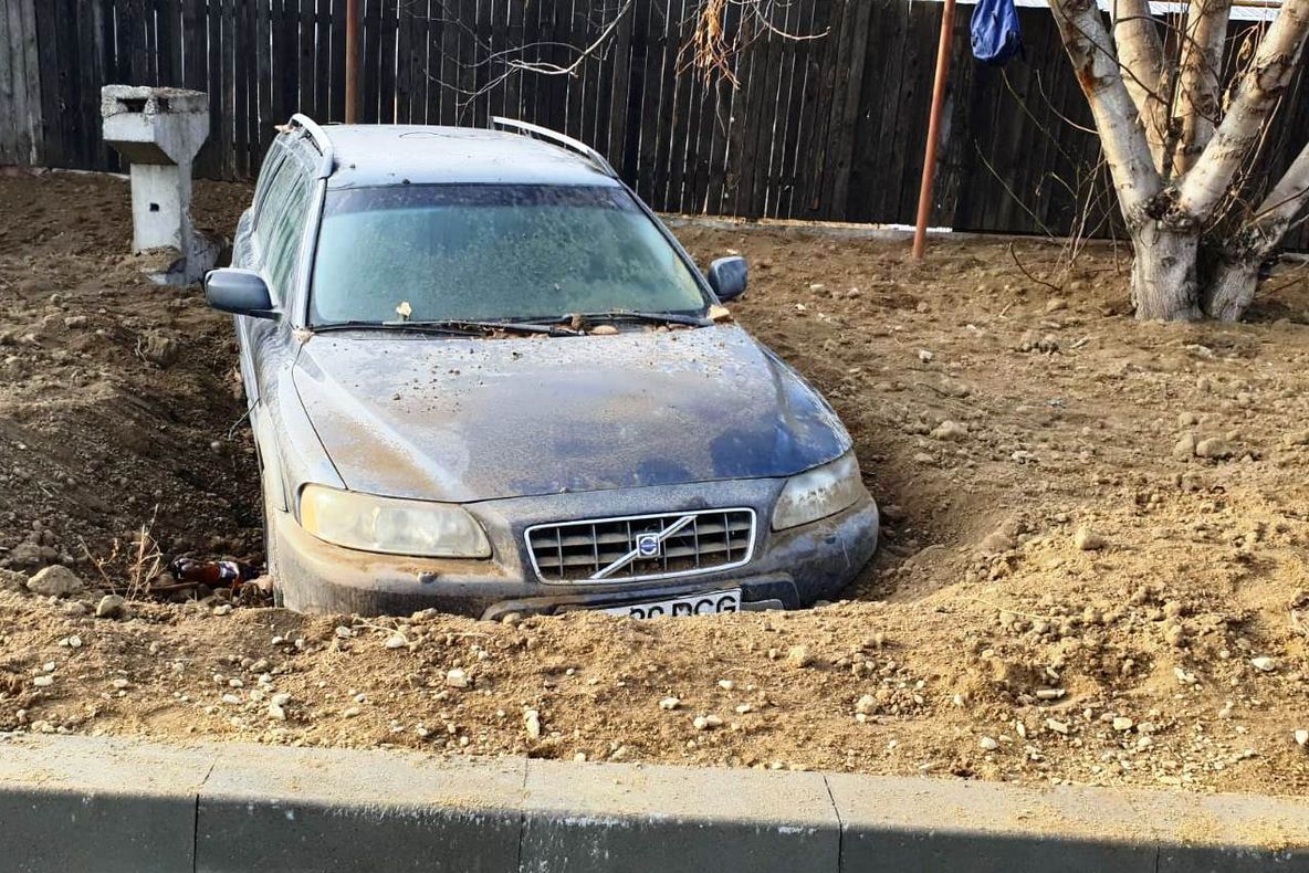 Dorei de Focșani | Au vrut să repare o stradă, dar au îngropat o mașină