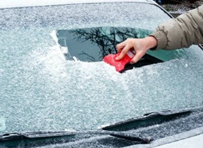 Cum să dezgheţi rapid şi eficient parbrizul de la maşină. Cel mai simplu truc