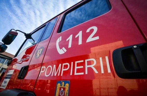 INCENDIU pe autostrada București-Pitești. TIR încărcat cu mașini, în flăcări