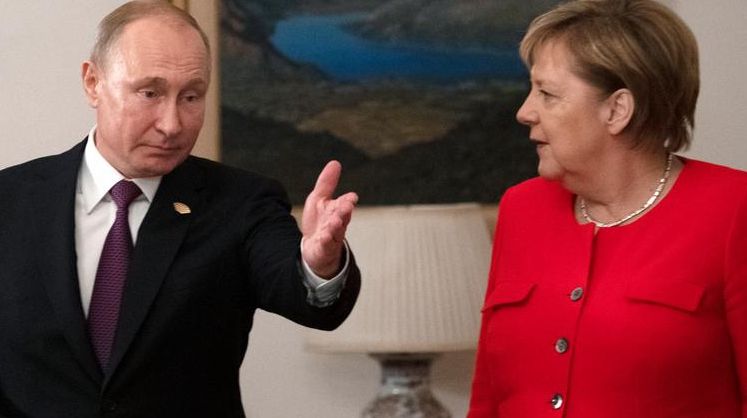 Merkel i-a cerut lui Putin să-i elibereze pe marinarii ucrainieni