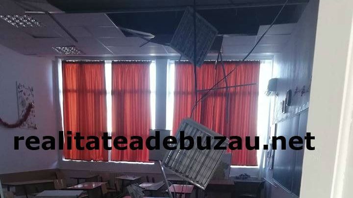 Panică în liceu! Tavanul s-a prăbușit peste elevi