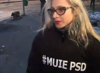 Protestatară din fața Guvernului, obligată de jandarmi să-și scoată tricoul de pe ea